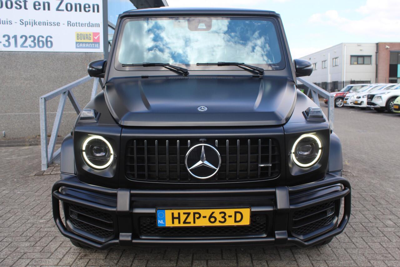 Mercedes-Benz G-KLASSE 63 AMG Manufaktur/Night pakket/Magno matt/Panoramadak/Burmester/Sfeerverlichting/Entertainment schermen/Akrapovic/AMG active ride control/Elektrisch verstelbare stoelen met memory + massage/Stoel verwarming + koeling/360° camera/voorruitverwarming/IWC/Ala