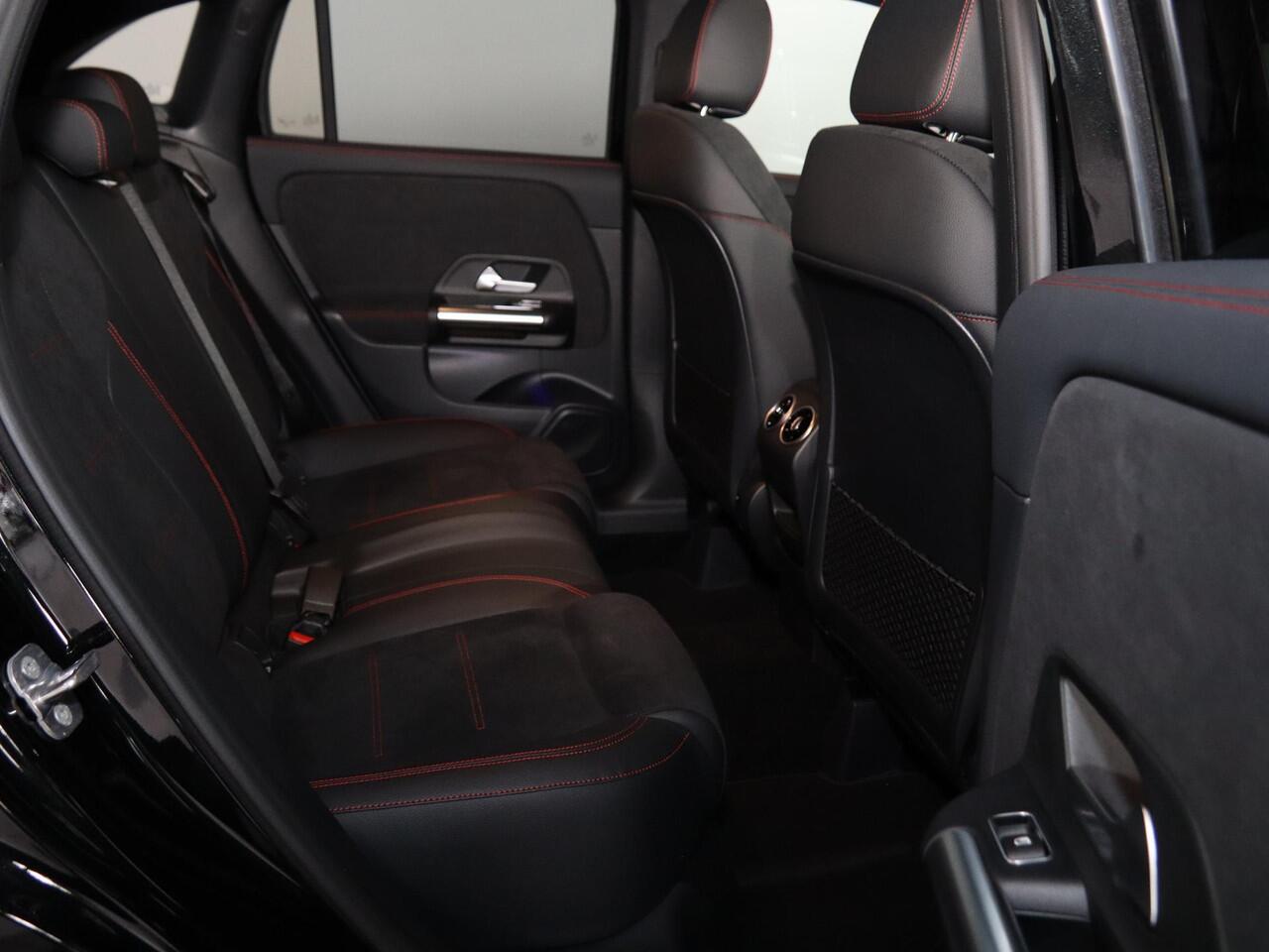 Mercedes-Benz GLA-KLASSE 250 e Business Solution AMG | Nightpakket | Panoramaschuifdak | Achteruitrijcamera | Stoelverwarming | Sfeerverlichting | LED verlichting |