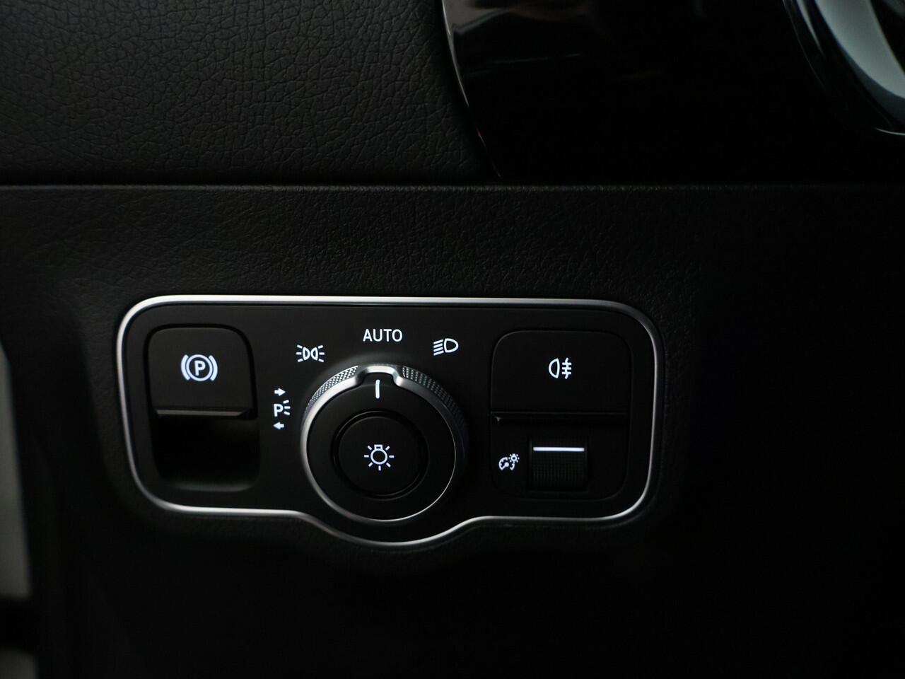 Mercedes-Benz GLA-KLASSE 250 e AMG Plug-In Hybride | AMG Line | MultiBeam Koplampen | Dodehoekassist | 11 kW LAden | Stuur en Stoelverwarming. Inclusief 24 maanden MB Certified garantie voor Europa.