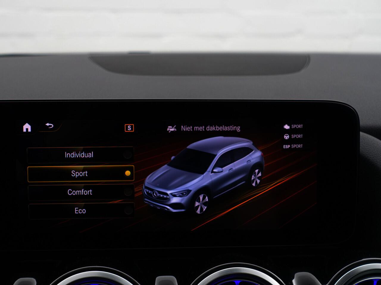 Mercedes-Benz GLA-KLASSE 200 AMG Night Edition Aut- Designo Mountaingrijs Magno, Panoramadak, Carbon Treeplanken, Sfeerverlichting