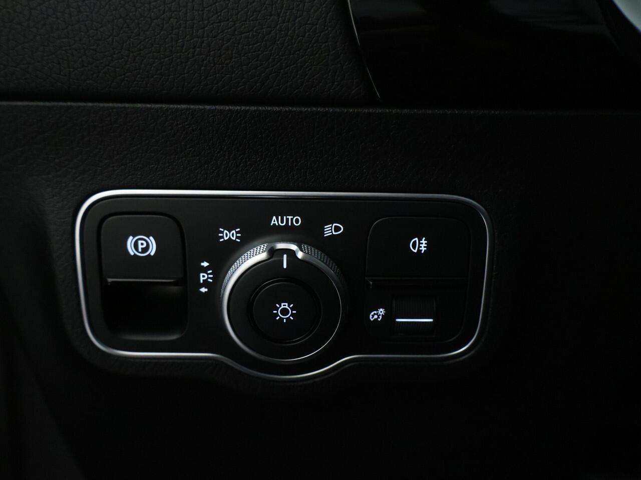 Mercedes-Benz GLA-KLASSE 250 e AMG Line | Panoramadak | Dodehoek Assist | 11 kW Laden | Sfeerverlichting | Stuur en Stoelverwarming | Inclusief 24 maanden Mercedes-Benz Certified garantie voor Europa.