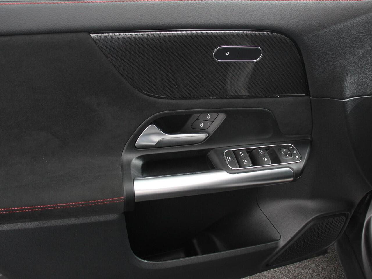 Mercedes-Benz GLA-KLASSE 200 Automaat AMG Line Nieuw model! | Navigatie | Climate Control | Camera | Sfeerverlichting | Half leder/alcantara | Led | Electrische achterklep | 19"Lichtmetalen velgen