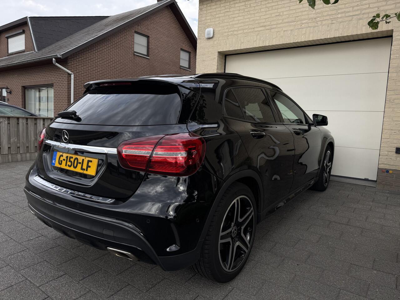 Mercedes-Benz GLA-KLASSE 180 AMG Aut Panoramadak SportLeder Nightpakket Navi Keyless Led Camera 19" Pdc