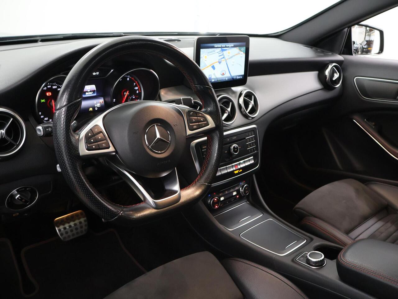 Mercedes-Benz GLA-KLASSE 180 Business Solution AMG | Night | Panoramadak | Stoelverwarming | Navigatie |