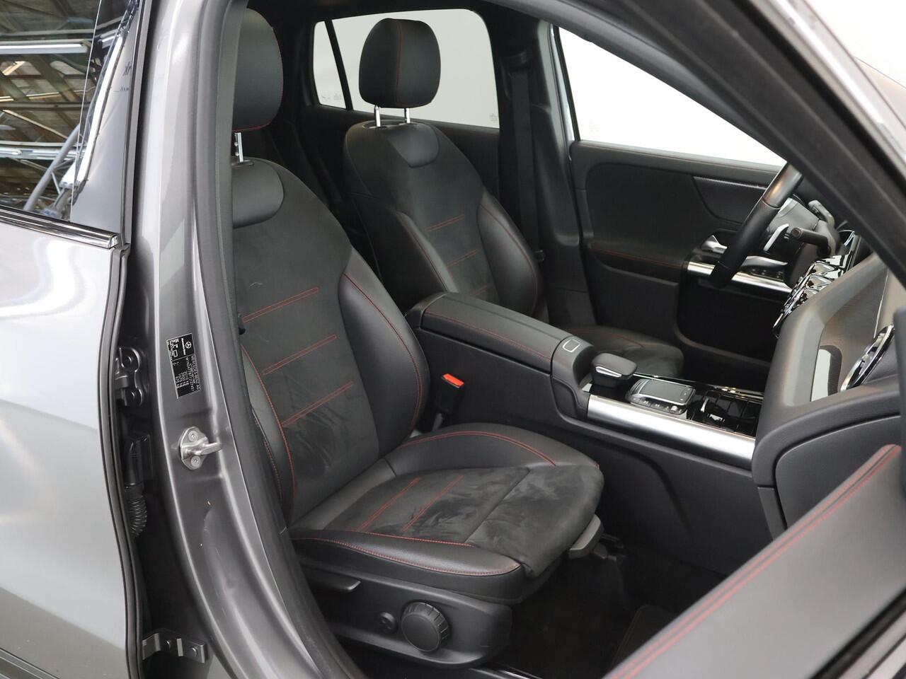 Mercedes-Benz GLA-KLASSE 200 AMG Line | Night | Panorama-schuifdak | Widescreen | Achteruitrijcamera | EASY PACK