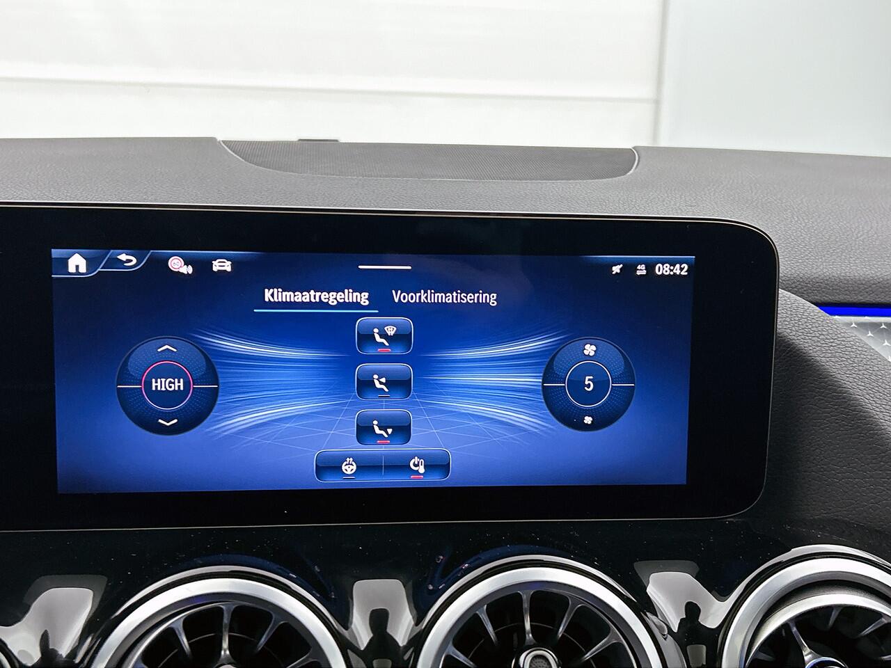 Mercedes-Benz GLA-KLASSE 250 e Plug-In Hybride | Panoramadak | Sfeerverlichting | Memory Voorstoelen | MultiBeam Ledkoplampen | Stoel en Stuurverwarming. Inclusief 24 maanden MB Certified garantie voor Europa.