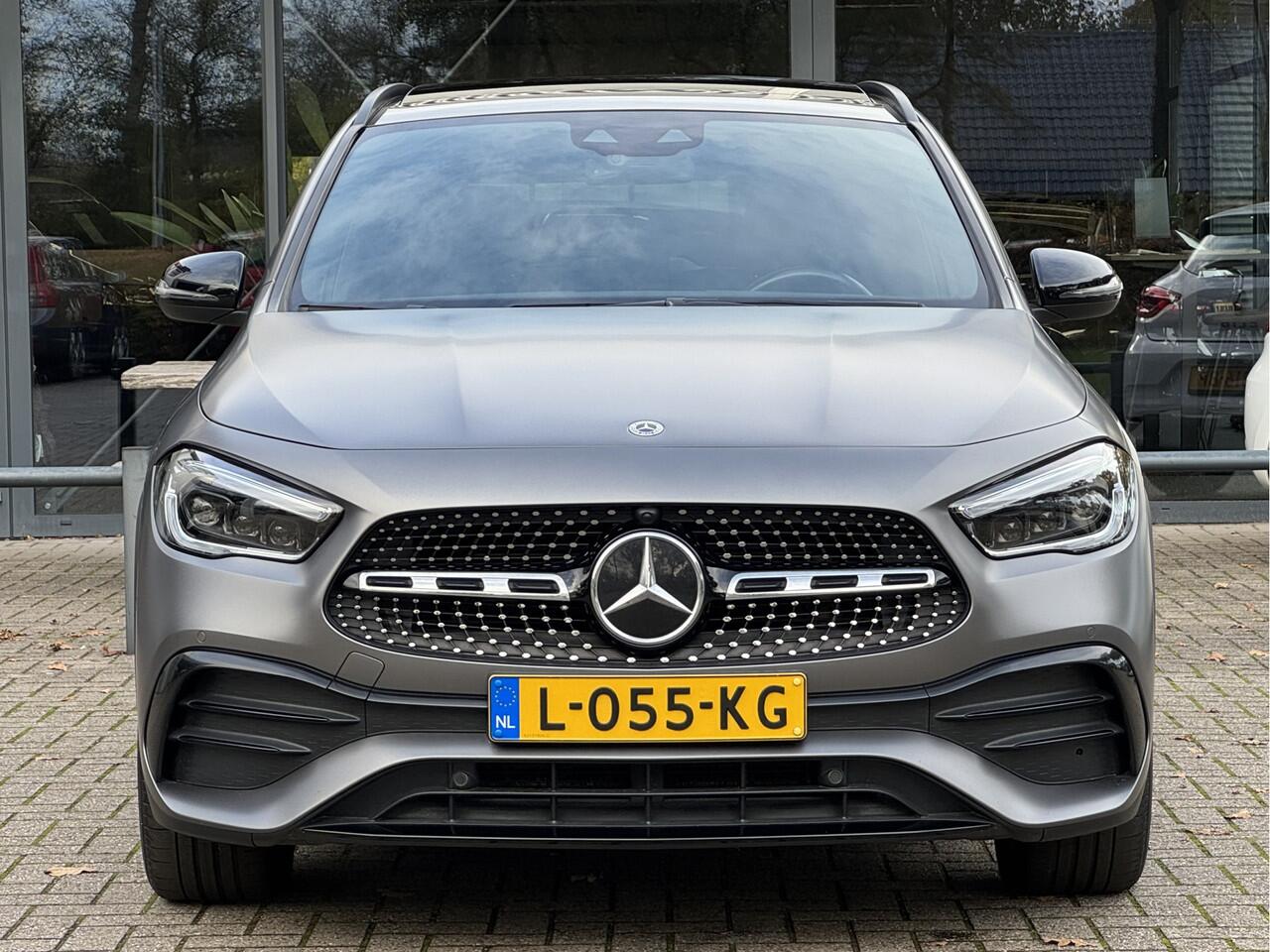 Mercedes-Benz GLA-KLASSE 180 Business Solution AMG Panoramadak/LED/Keyless/Widescreen