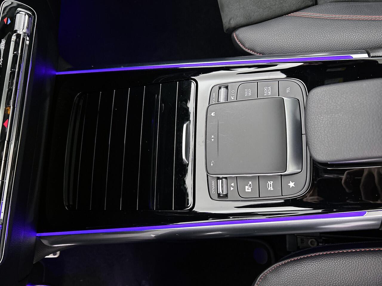 Mercedes-Benz GLA-KLASSE 200 Business Solution AMG | AMG Lne | Night Pakket | Panoramadak | Trekhaak | Sfeerverlichting. Inclusief 24 maanden MB Certified garantie voor Europa.