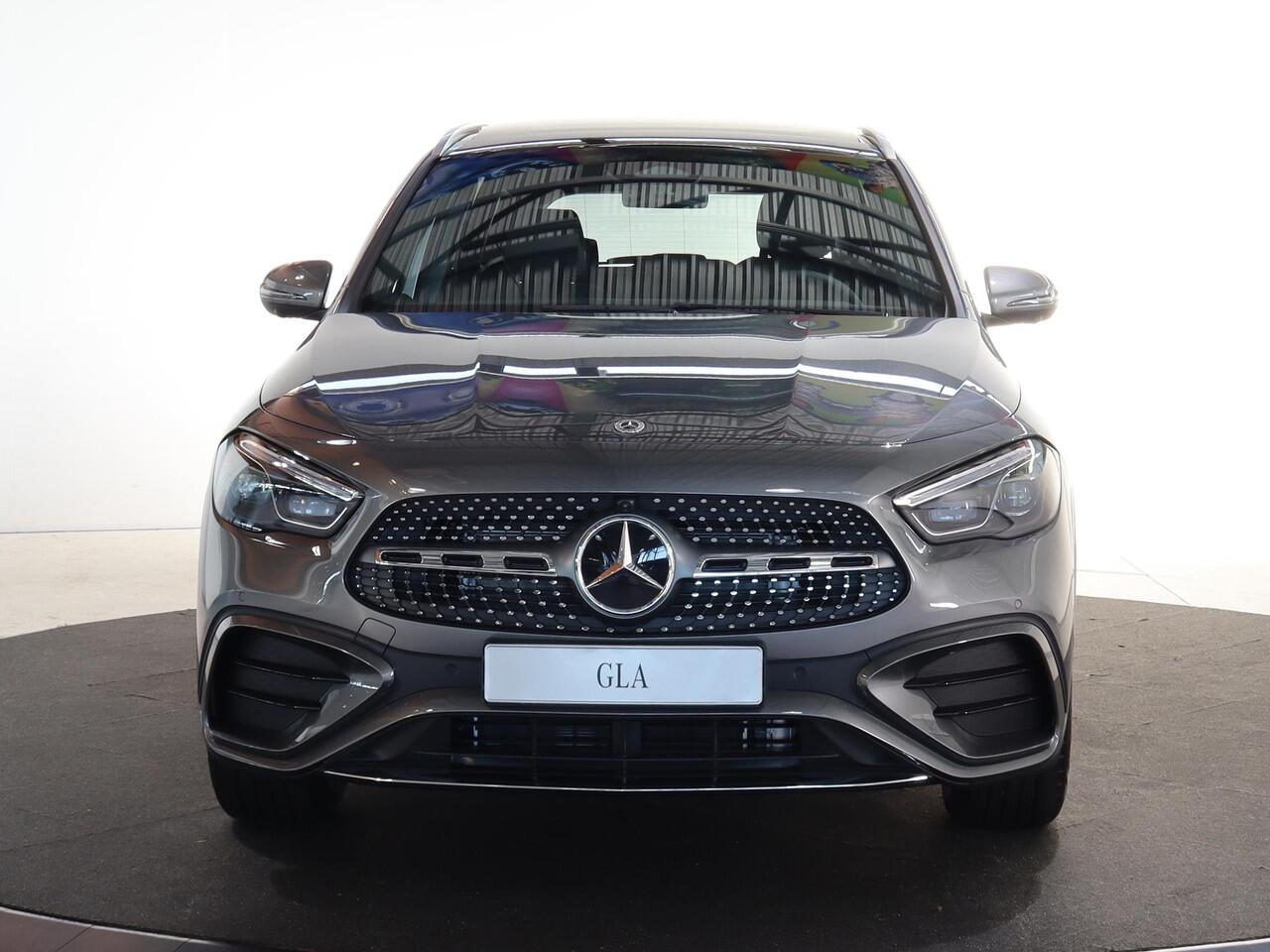 Mercedes-Benz GLA-KLASSE 180 Business Solution AMG | Panoramaschuifdak | Trekhaak | Premium Plus | Head-Up | 360° camera | Dodehoekassistent |
