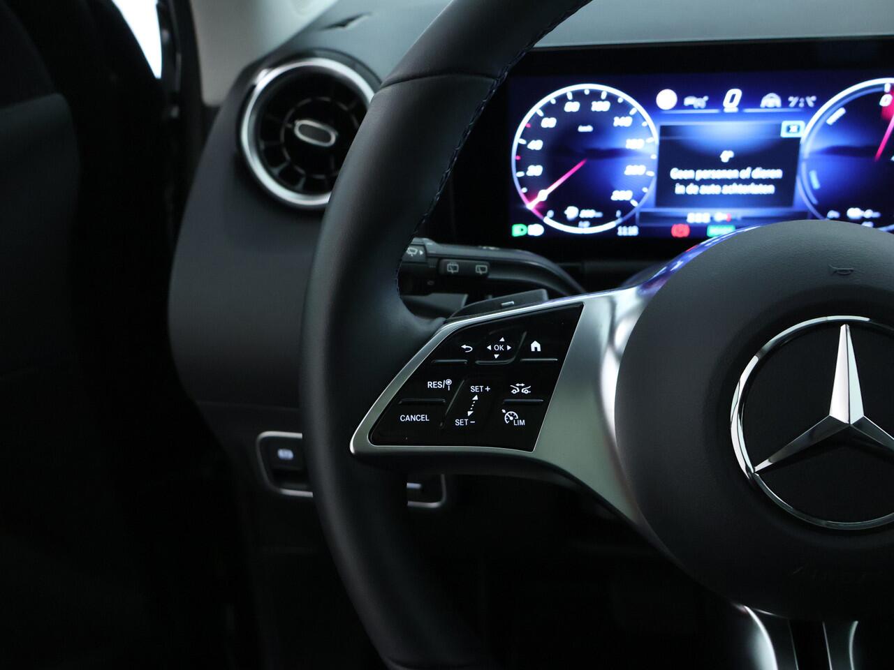 Mercedes-Benz GLA-KLASSE 250 e Plug-In Hybride | Panoramadak | Distronic | Sound system | Parkeerpakket met achteruitrijcamera | Stuur en Stoelverwarming. Inclusief 24 maanden MB Certified garantie voor Europa.