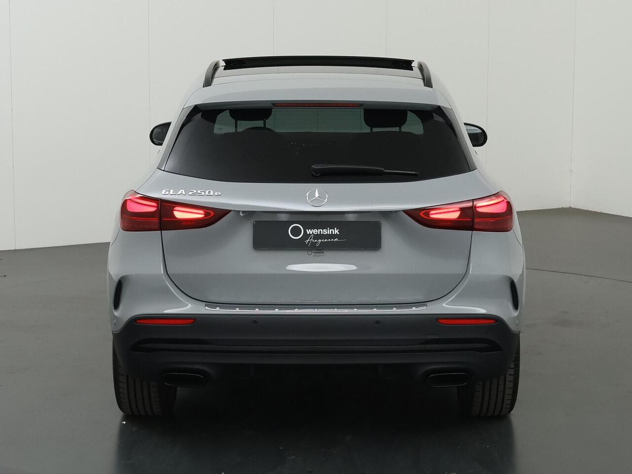 Mercedes-Benz GLA-KLASSE 250 e AMG Line | Night | Panoramadak | Trekhaak | 20 inch | Memory | Sfeerverlichting |