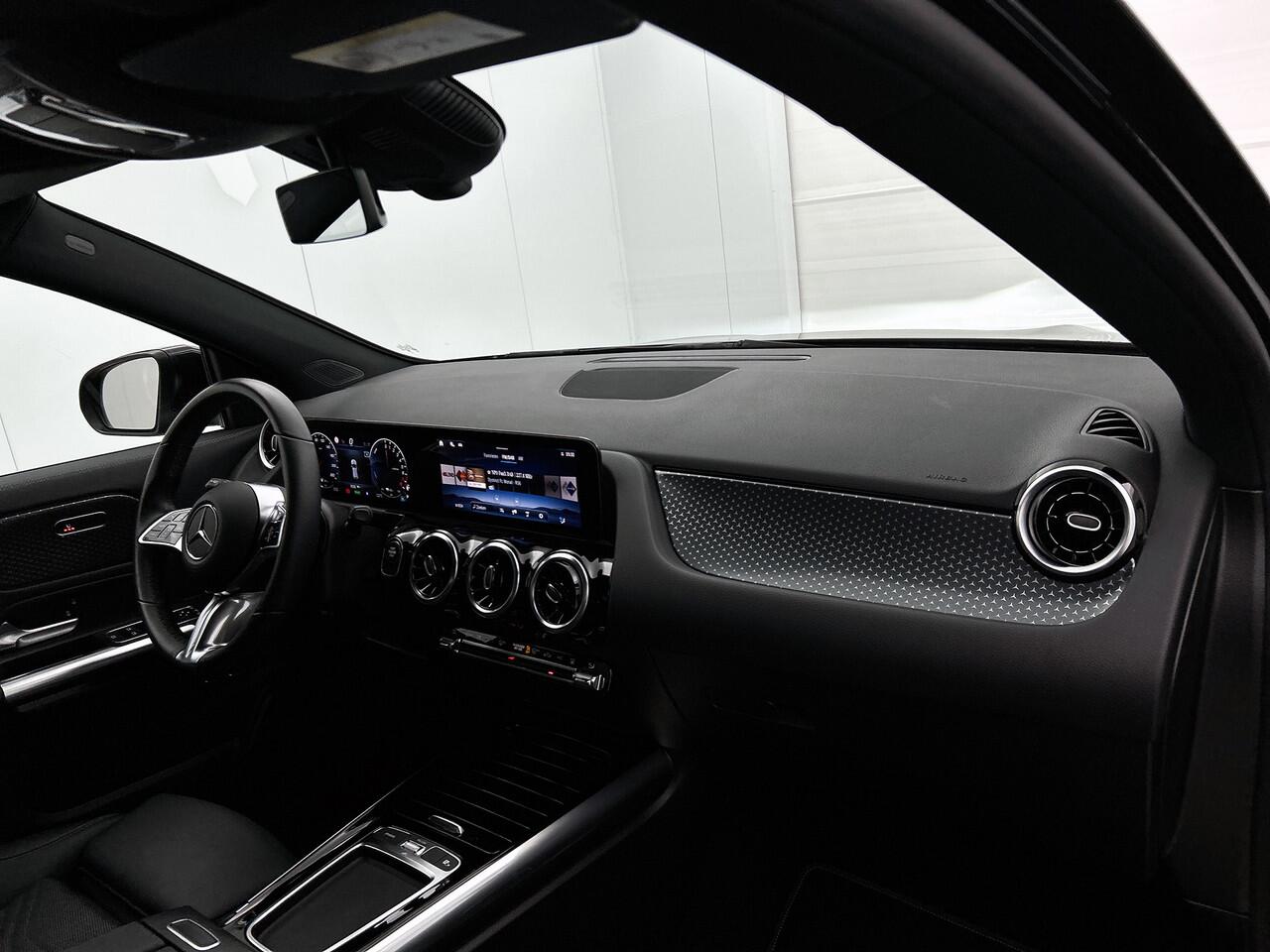 Mercedes-Benz GLA-KLASSE 250 e Plug-In Hybride Luxury | Parkeerpakket met Camera | Car Play | Stoelverwarming | LED | Spiegelpakket | Inclusief 24 maanden Mercedes-Benz Certified garantie voor Europa.