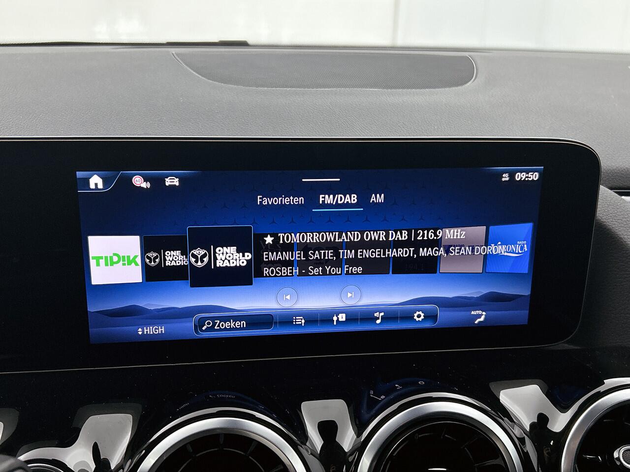 Mercedes-Benz GLA-KLASSE 250 e Plug-In Hybride | Trekhaak | CarPlay | Stoel- en Stuurverwarming | Parkeerpakket met Camera | LED | Inclusief 24 maanden Mercedes-Benz Certified garantie voor Europa.