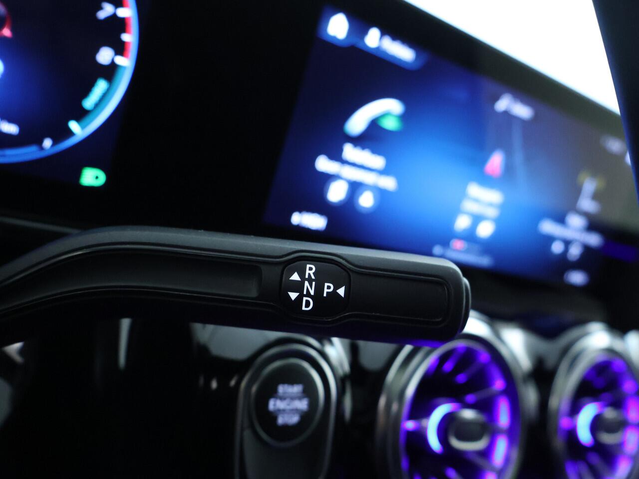 Mercedes-Benz GLA-KLASSE 250 e Plug-In Hybride Panorama Schuif-Kanteldak | Achteruitrijcamera | 19 Inch Velgen | Stoelverwarming voor | Sfeerverlichting. Inclusief 24 maanden MB Certified garantie voor Europa.