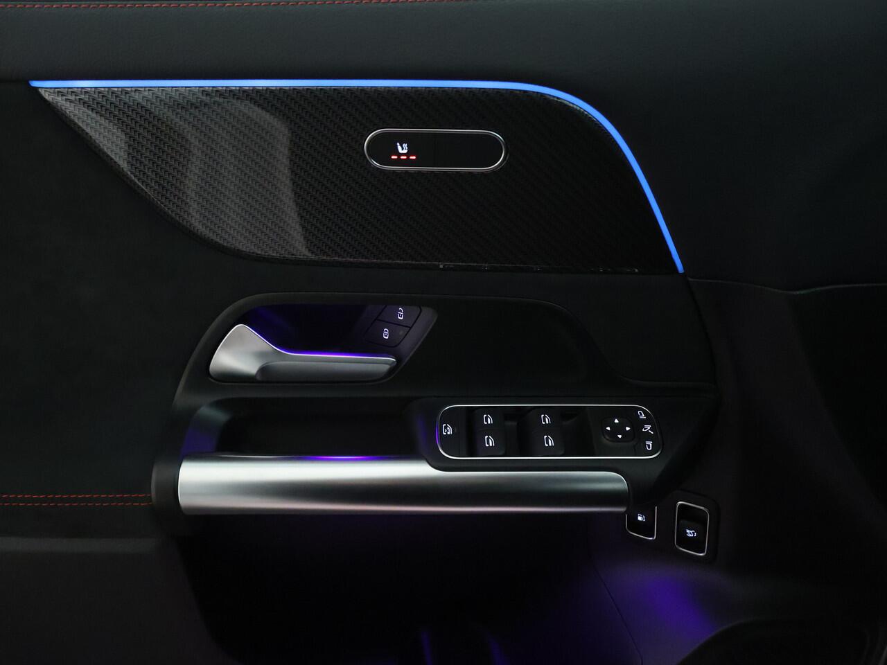 Mercedes-Benz GLA-KLASSE 250 e AMG Plug-In Hybride | Trekhaak | AMG Line Advanced Plus | Night Pakket | Dodehoek Assist | 11kW Laden | Stuur en Stoelverwarming. Inclusief 24 maanden MB Certified garantie voor Europa.