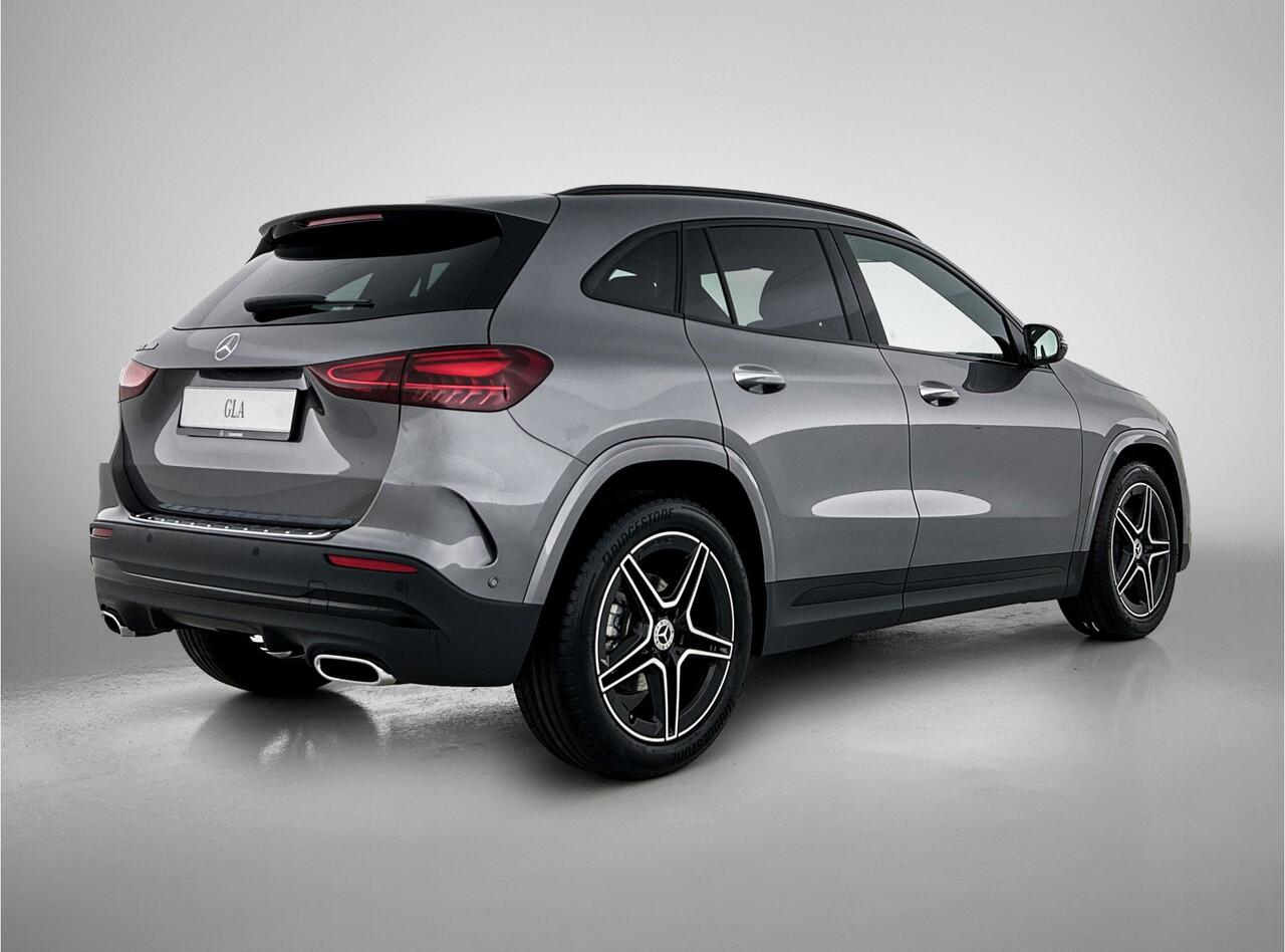 Mercedes-Benz GLA-KLASSE 180 Business Solution AMG | Nightpakket | Trekhaak | Smartphone Integratie | Panoramaschuifdak | Stoelverwarming | Multibeam LED | Keyless-Go comfortpakket |