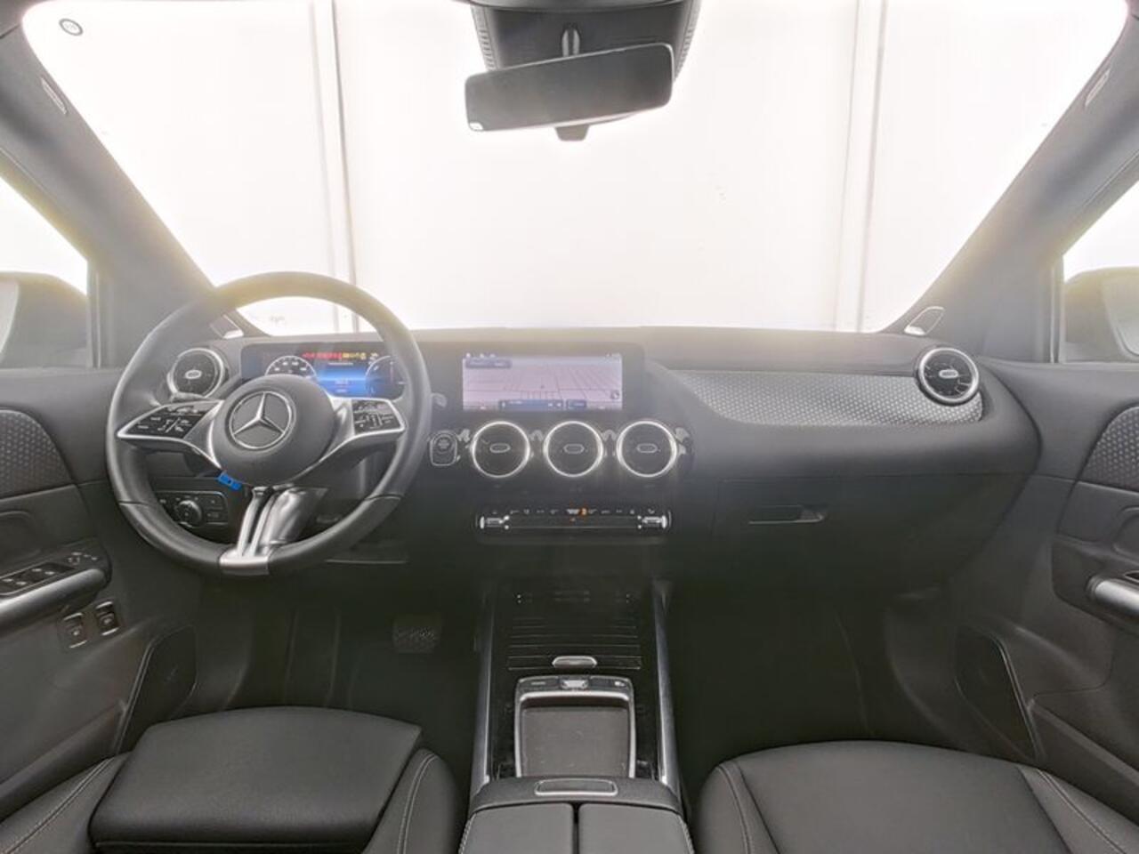 Mercedes-Benz GLA-KLASSE 250 e Plug-In Hybride Trekhaak | Burmester® | Distronic | 11 kW Laden | Apple CarPlay | Ledkoplampen | Stoelverwarming. Inclusief 24 maanden Mercedes-Benz Certified garantie voor Europa.