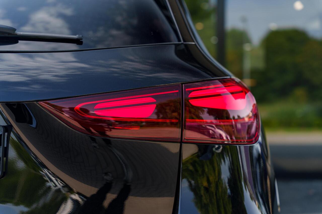 Mercedes-Benz GLA-KLASSE 250e Business Solution AMG | Premium Plus pakket | Panoramaschuifdak | Stoelverwarming | 360° camera | Premium Plus | Head-up display | Dodehoekassistent |