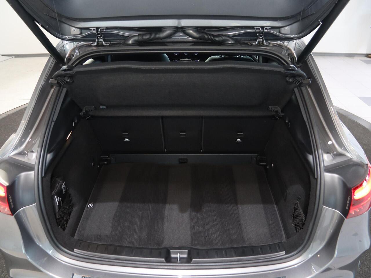 Mercedes-Benz GLA-KLASSE 180 Business Solution AMG | Panoramaschuifdak | Trekhaak | Premium Plus | Head-Up | 360° camera | Dodehoekassistent |