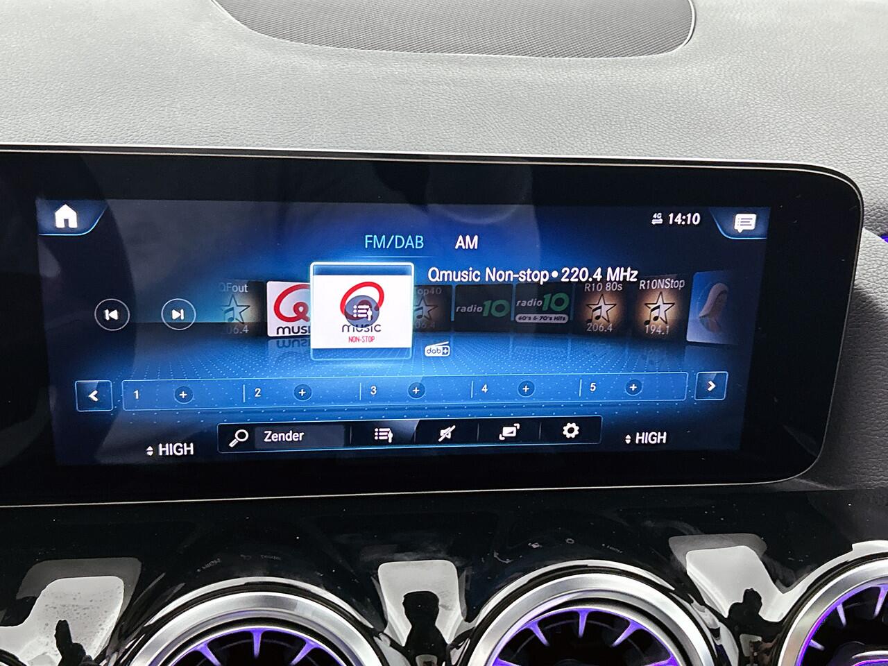 Mercedes-Benz GLA-KLASSE 200 Business Solution AMG | AMG Lne | Night Pakket | Panoramadak | Trekhaak | Sfeerverlichting. Inclusief 24 maanden MB Certified garantie voor Europa.