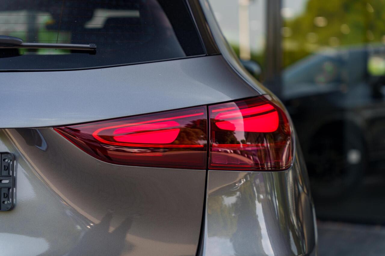 Mercedes-Benz GLA-KLASSE 180 Business Solution AMG | Premium plus pakket | Panoramadak | Memory | Trekhaak | Head-up display | Keyless go |