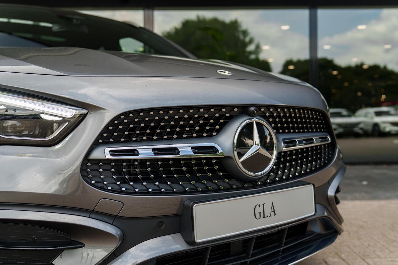Mercedes-Benz GLA-KLASSE 180 Business Solution AMG | Panoramaschuifdak | Premium Plus | head-up display | Trekhaak