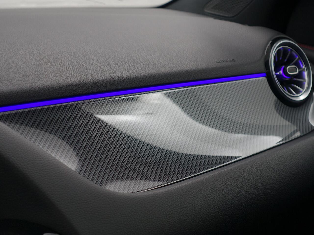 Mercedes-Benz GLA-KLASSE 200 AMG Night Edition Aut- Designo Mountaingrijs Magno, Panoramadak, Carbon Treeplanken, Sfeerverlichting