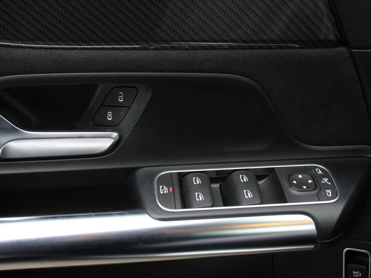 Mercedes-Benz GLA-KLASSE 200 AMG Line Automaat Nieuw model ! | Navigatie | Climate Control | Camera | Electrisch bedienbare achterklep | Dab | Led