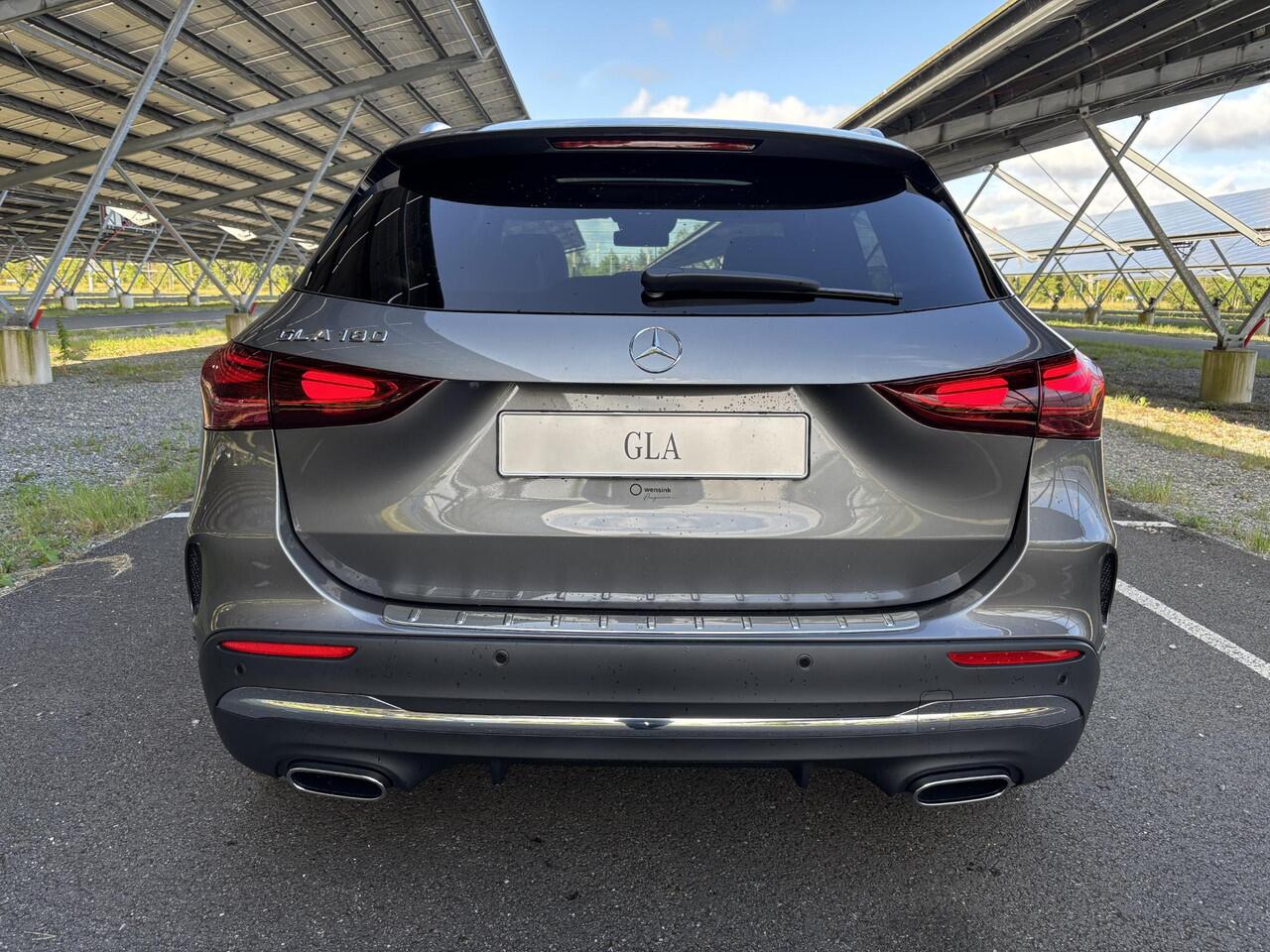 Mercedes-Benz GLA-KLASSE 180 Business Solution AMG | Panoramadak | Memory stoelen | Head-up display | Trekhaak | 360 camera | Sfeerverlichting |