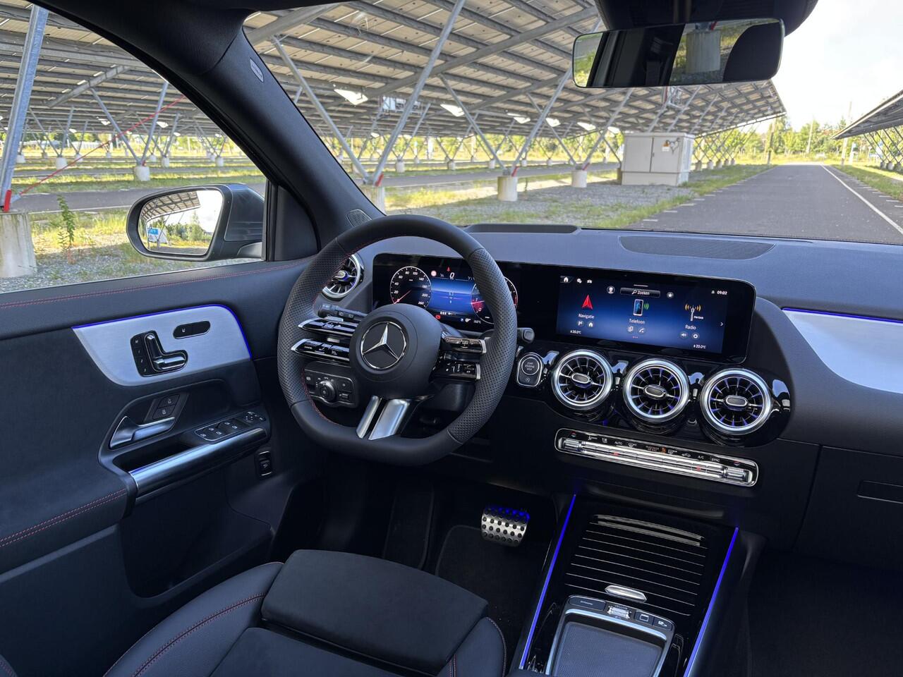 Mercedes-Benz GLA-KLASSE 180 Business Solution AMG | Panoramadak | Memory stoelen | Head-up display | Trekhaak | 360 camera | Sfeerverlichting |