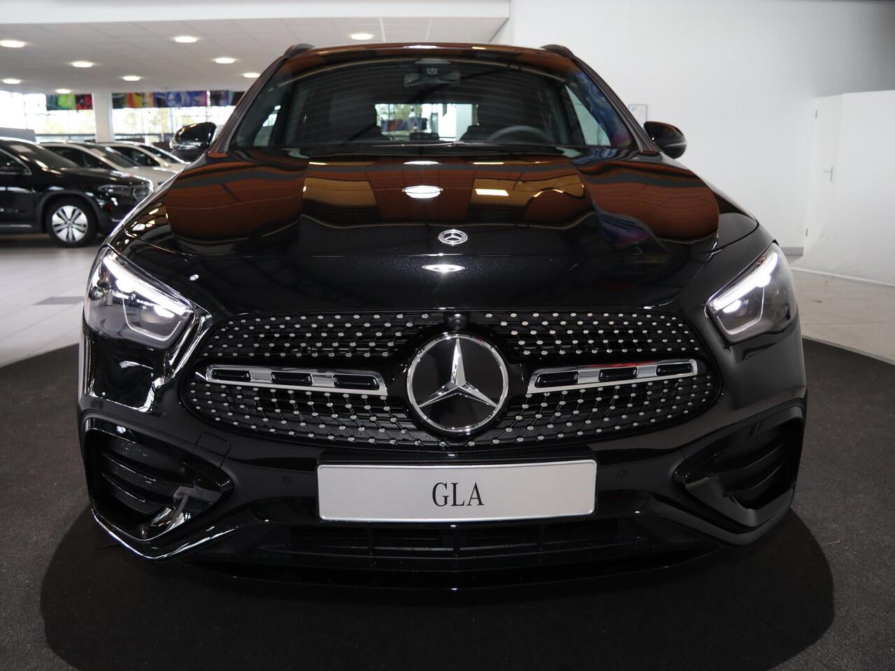 Mercedes-Benz GLA-KLASSE 250 e Business Solution AMG | Nightpakket | Panoramaschuifdak | Achteruitrijcamera | Stoelverwarming | Sfeerverlichting | LED verlichting |