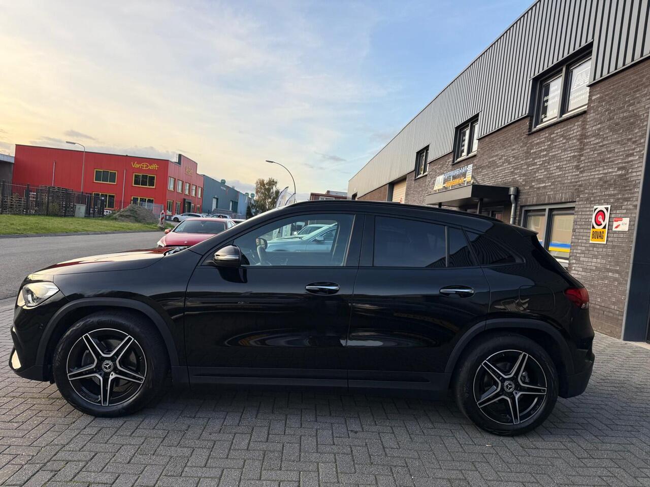 Mercedes-Benz GLA-KLASSE 180 Business Solution AMG | 1E EIGENAAR | 12MND GARANTIE | AUTOMAAT | PANO | NAVI | CRUISE | MEMORY | NL-AUT |