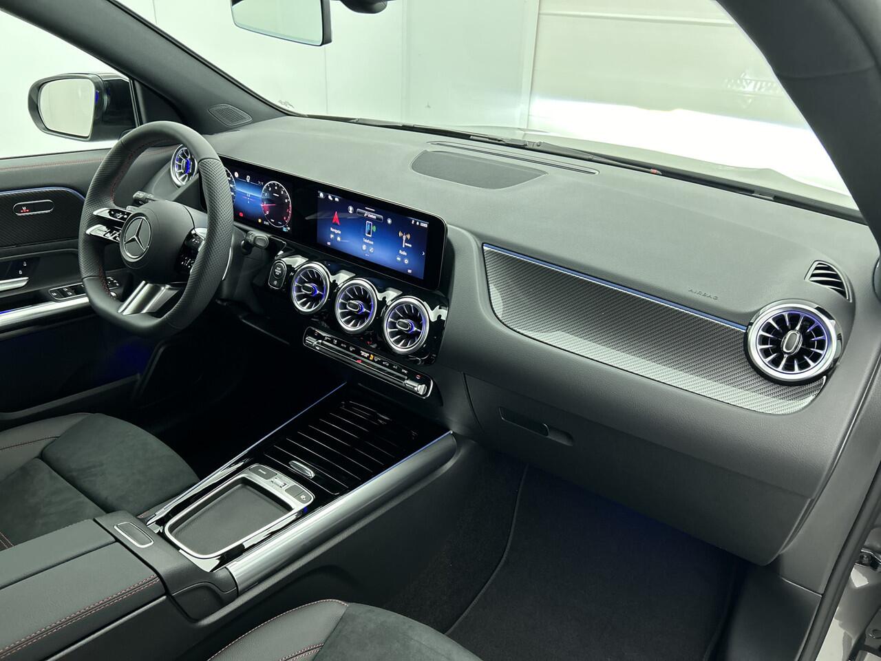 Mercedes-Benz GLA-KLASSE 180 Business Solution AMG | Nightpakket | Trekhaak | Smartphone Integratie | Panoramaschuifdak | Stoelverwarming | Multibeam LED | Keyless-Go comfortpakket |