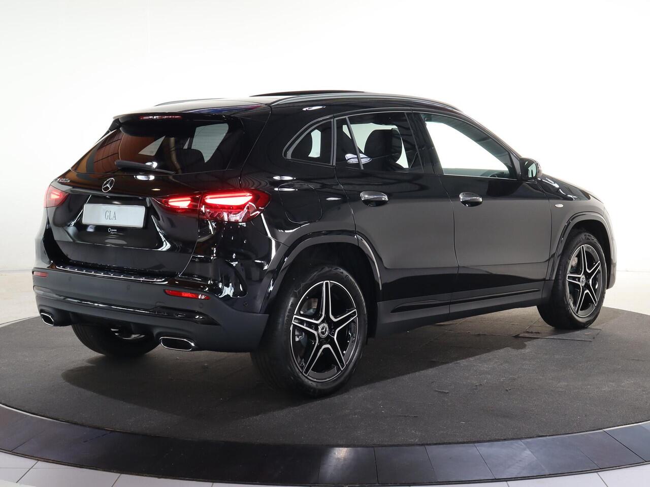 Mercedes-Benz GLA-KLASSE 250 e Business Solution AMG | Nightpakket | Panoramaschuifdak | Achteruitrijcamera | Stoelverwarming | Sfeerverlichting | LED verlichting |