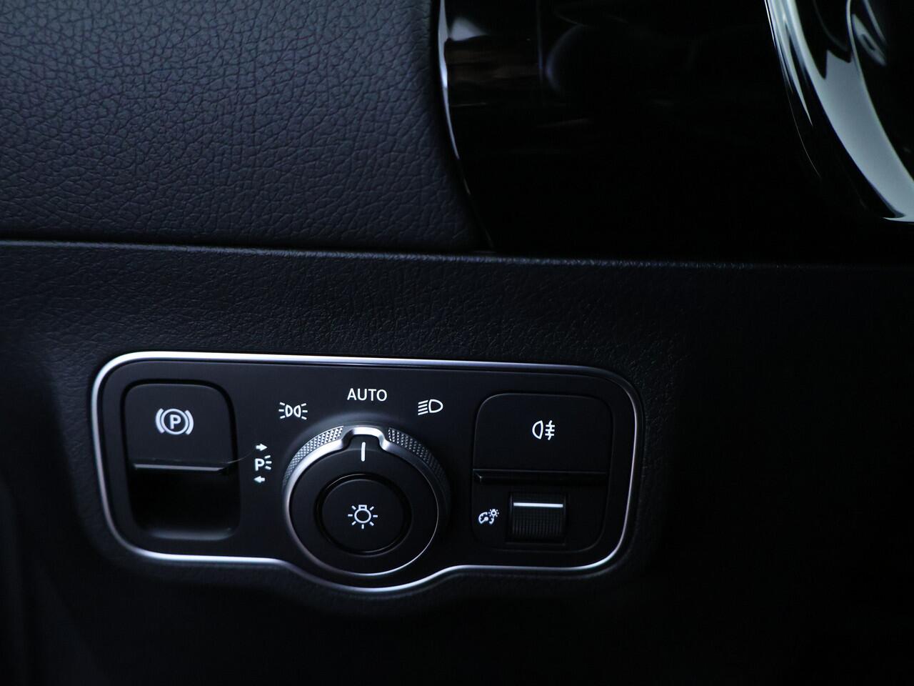 Mercedes-Benz GLA-KLASSE 250e Face Lift Plug-In Hybride | Distronic | Stoelverwarming voor | Ledkoplampen | Easy Pack Achterklep | MultiBeam Koplampen | 11 kW Laden | Inclusief 24 maanden MB Certified garantie voor Europa.