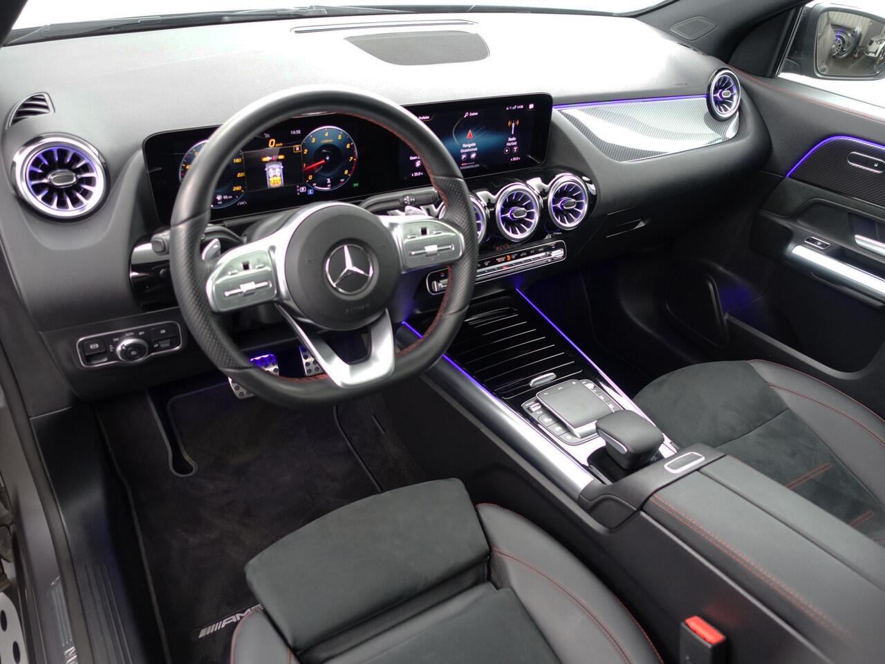 Mercedes-Benz GLA-KLASSE 200 AMG Night Edition Aut- Designo Mountaingrijs Magno, Panoramadak, Carbon Treeplanken, Sfeerverlichting