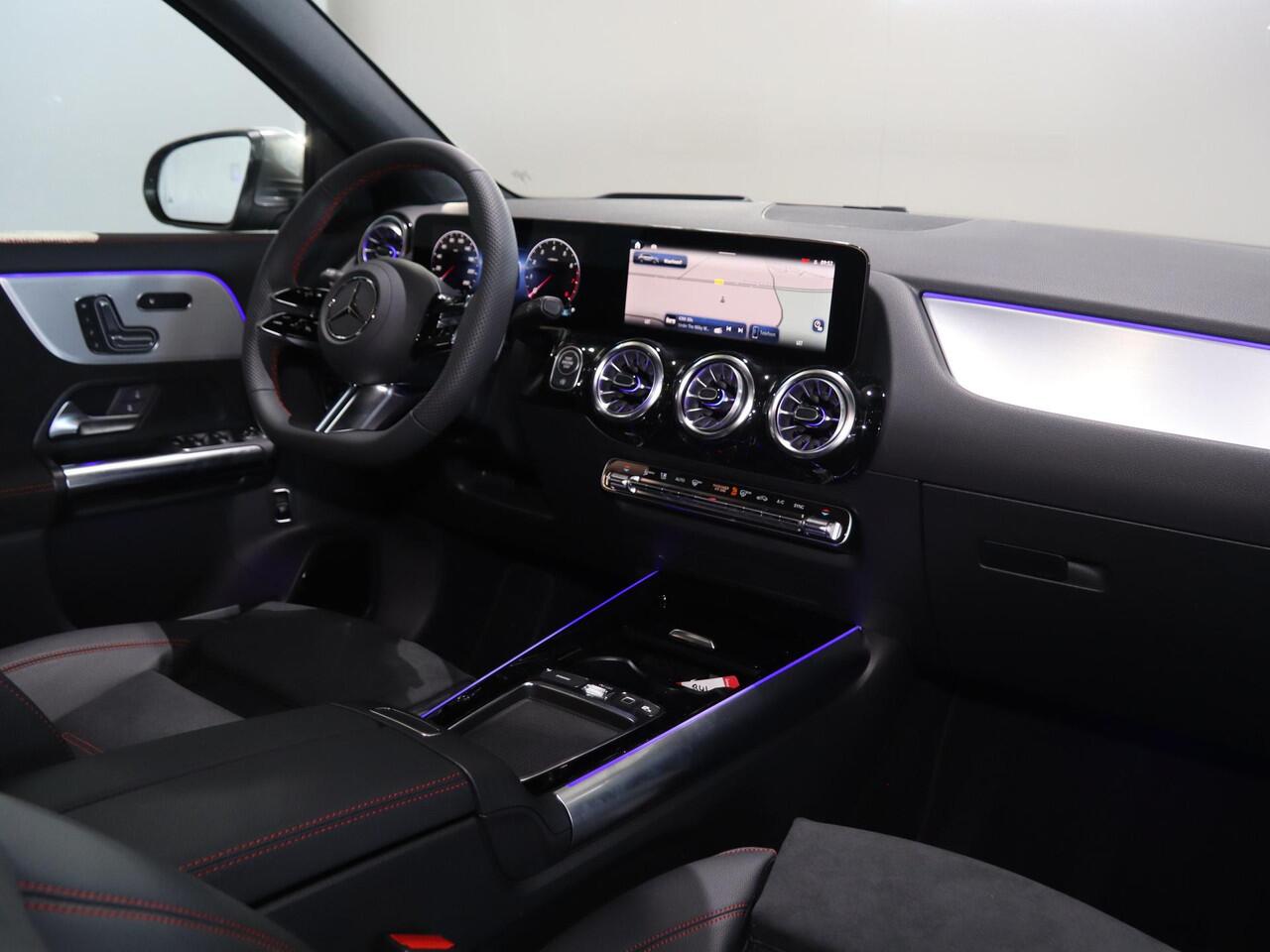 Mercedes-Benz GLA-KLASSE 180 Business Solution AMG | Panoramaschuifdak | Trekhaak | Premium Plus | Head-Up | 360° camera | Dodehoekassistent |