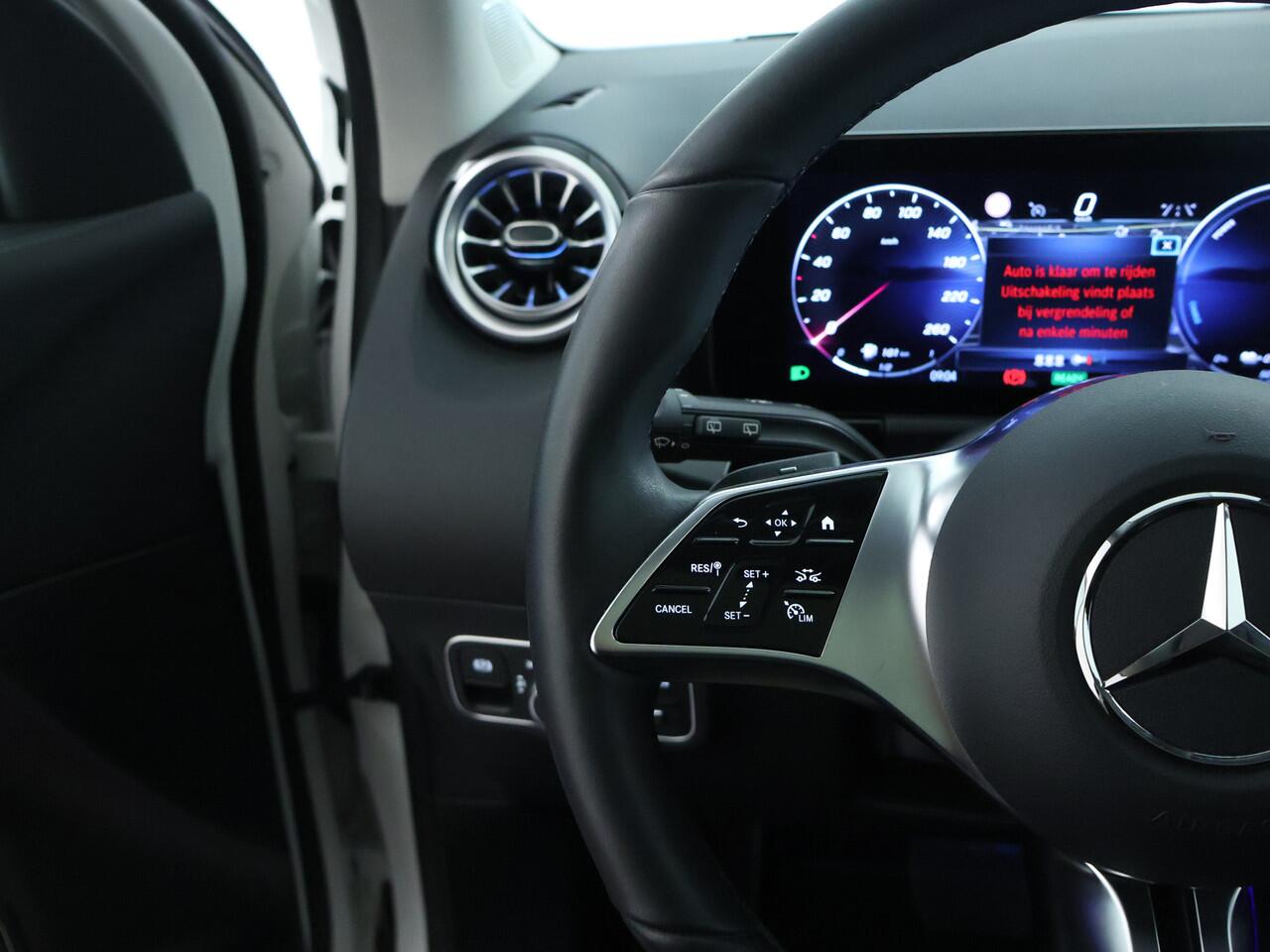 Mercedes-Benz GLA-KLASSE 250 e Plug-In Hybride Panorama Schuif-Kanteldak | Dodehoekassist | Memory Voorstoelen | Sfeerverlichting | 11 kW Laden | Stuur en Stoelverwarming. Inclusief 24 maanden MB Certified garantie voor Europa.