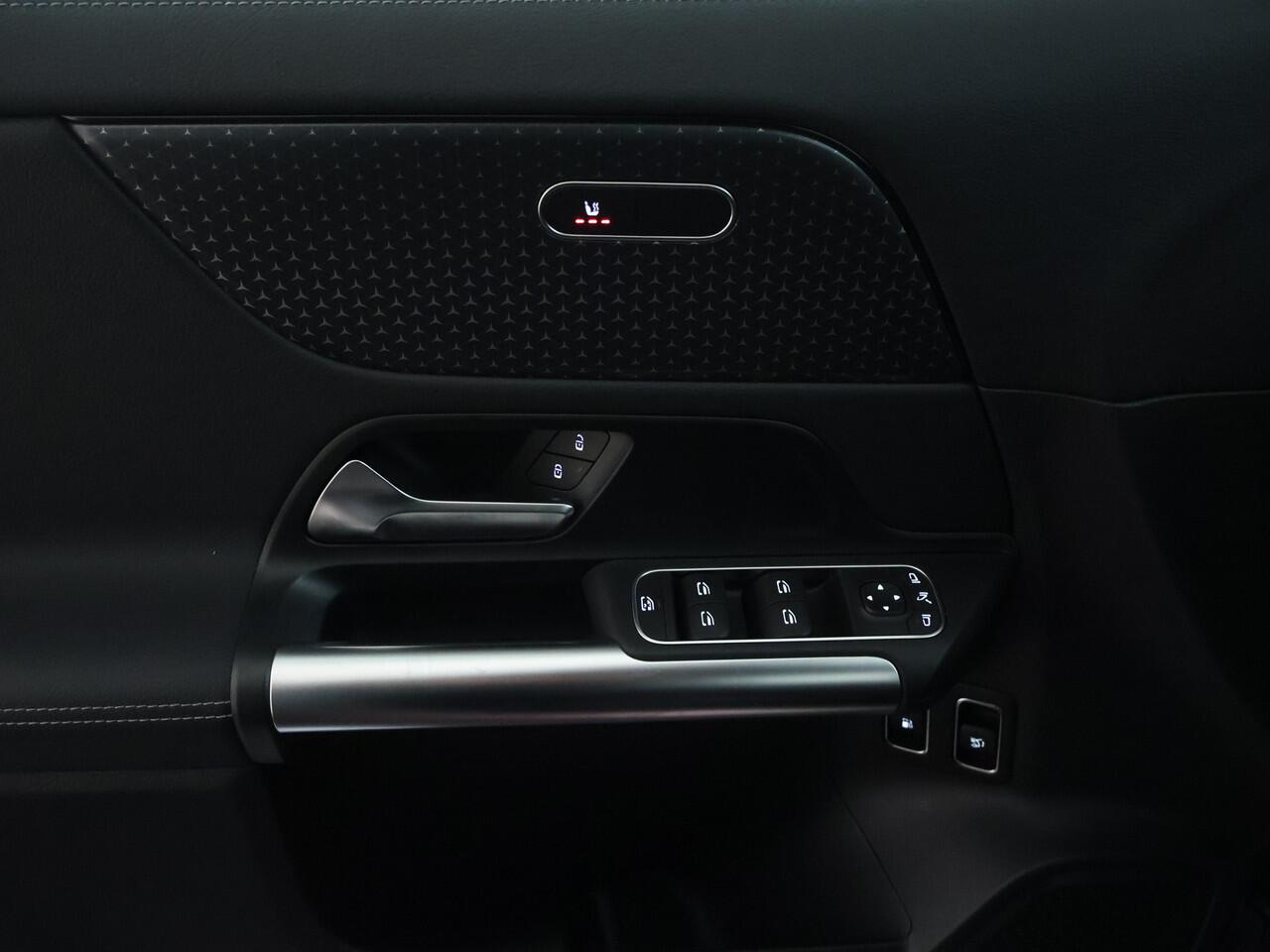 Mercedes-Benz GLA-KLASSE 250e Luxury Line Parkeersensoren + achteruitrijcamera | Spiegel pakket | Easy Pack achterklep | Winter pakket : Stuur en Stoelverwarming. Inclusief 24 maanden MB Certified garantie voor Europa.