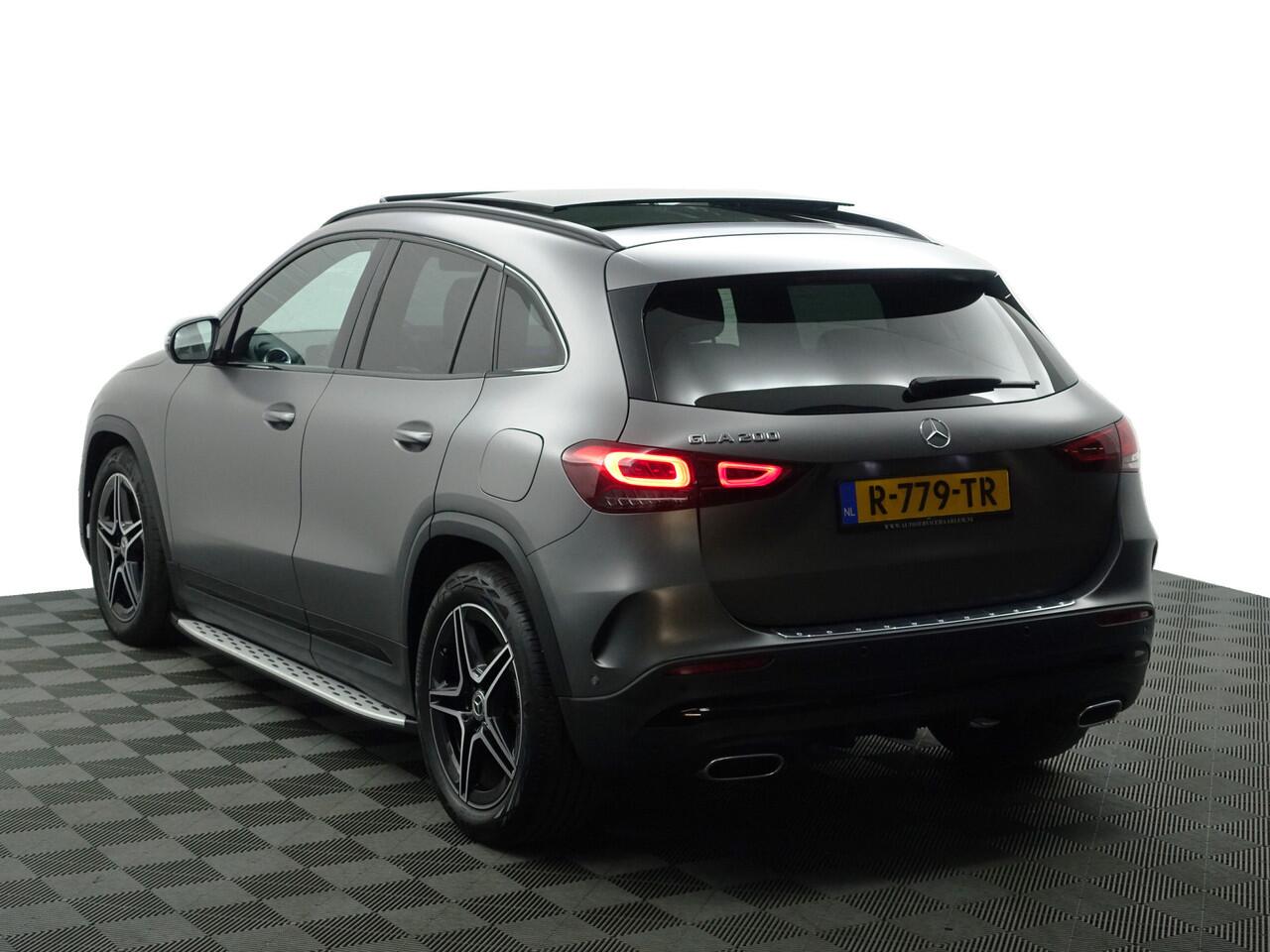 Mercedes-Benz GLA-KLASSE 200 AMG Night Edition Aut- Designo Mountaingrijs Magno, Panoramadak, Carbon Treeplanken, Sfeerverlichting