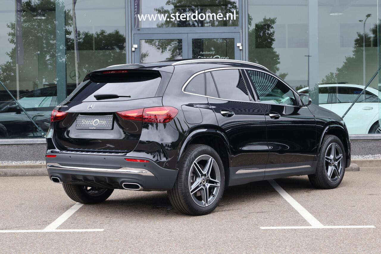 Mercedes-Benz GLA-KLASSE 250 e AMG Line l Facelift l Panoramadak l MBUX l Camera l Dode hoek assistent l Keyless Go l LED Adaptief l Sfeerverlichting l Winterpakket l I Stuur/stoel verwarming I Elektrische kofferklep I Electr. bedienbare achterklep l Stoelverwarming l