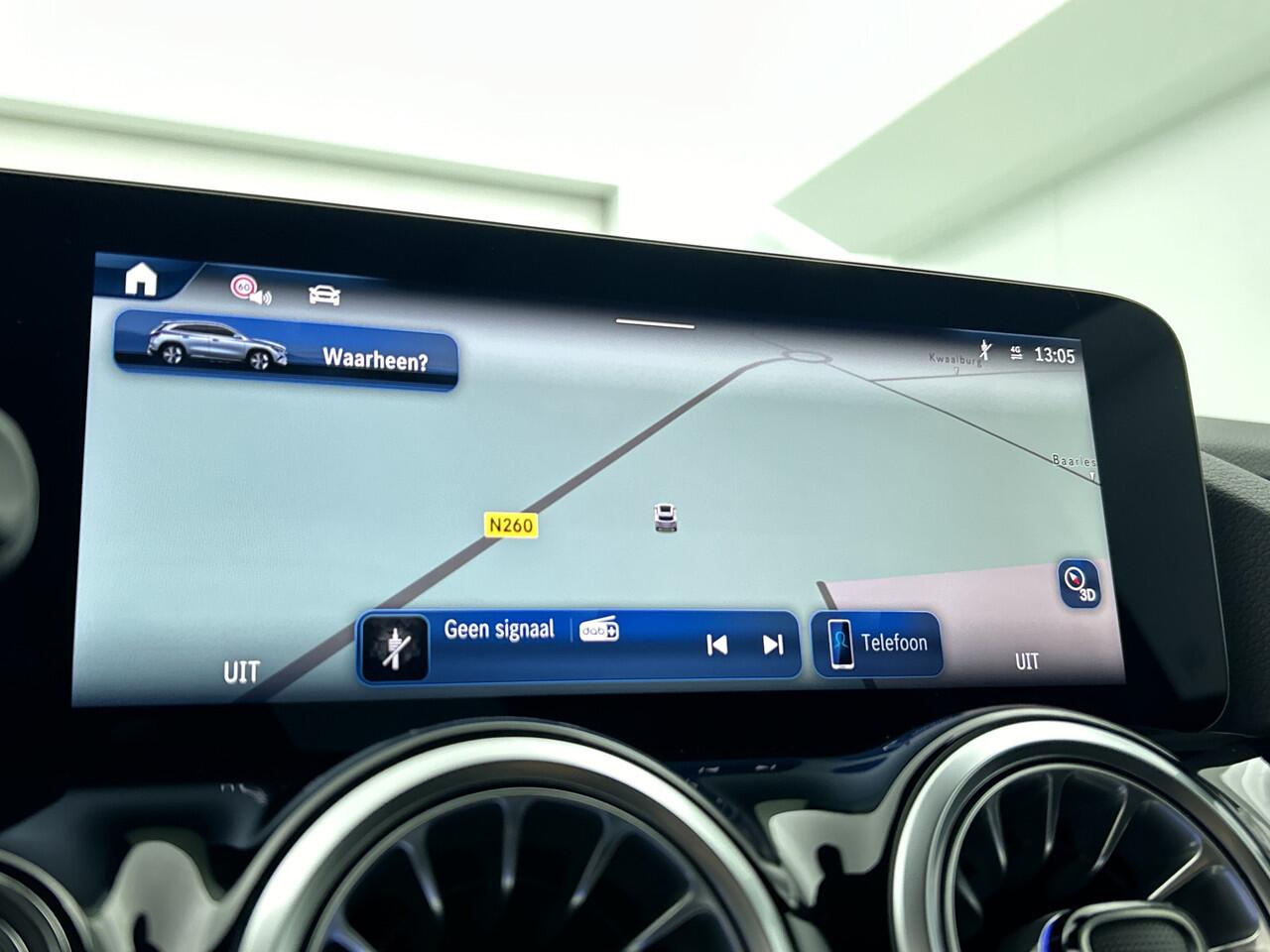 Mercedes-Benz GLA-KLASSE 180 Business Solution AMG | Nightpakket | Trekhaak | Smartphone Integratie | Panoramaschuifdak | Stoelverwarming | Multibeam LED | Keyless-Go comfortpakket |