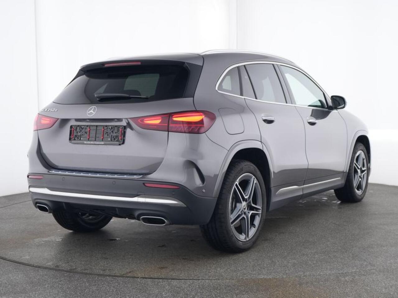 Mercedes-Benz GLA-KLASSE 250 e AMG Plug-In Hybride Trekhaak | AMG Line Premium | Sfeerverlichting | Distronic | MultiBeam Ledkoplampen | Stuur en Stoelverwarming. Inclusief 24 maanden Mercedes-Benz Certified garantie voor Europa.