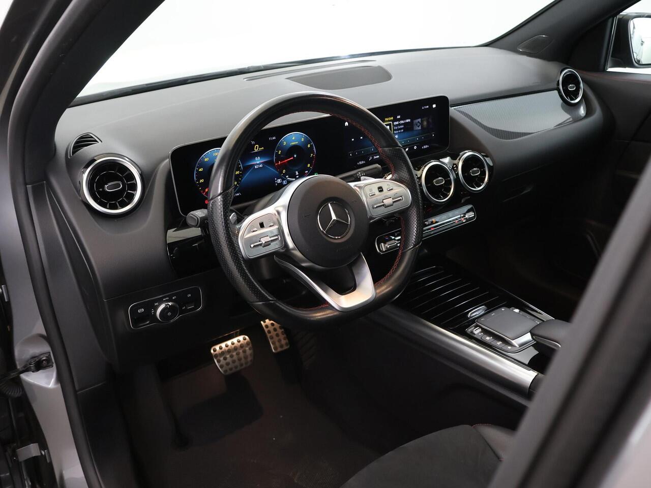 Mercedes-Benz GLA-KLASSE 200 AMG Line | Night | Panorama-schuifdak | Widescreen | Achteruitrijcamera | EASY PACK