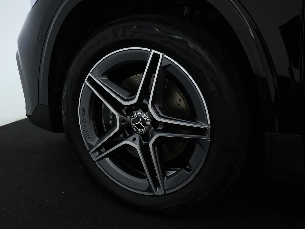 Mercedes-Benz GLA-KLASSE 250 e AMG Plug-In Hybride | AMG Line Premium Plus | Trekhaak | Distronic | Panorama Schuif-Kanteldak | 11 kW Laden | Stuur en Stoelverwarming. Inclusief 24 maanden MB Certified garantie voor Europa.