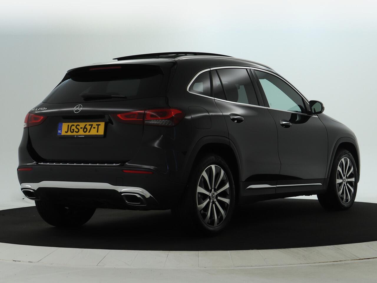 Mercedes-Benz GLA-KLASSE 250 e Plug-In Hybride Panorama Schuif-Kanteldak | Achteruitrijcamera | 19 Inch Velgen | Stoelverwarming voor | Sfeerverlichting. Inclusief 24 maanden MB Certified garantie voor Europa.