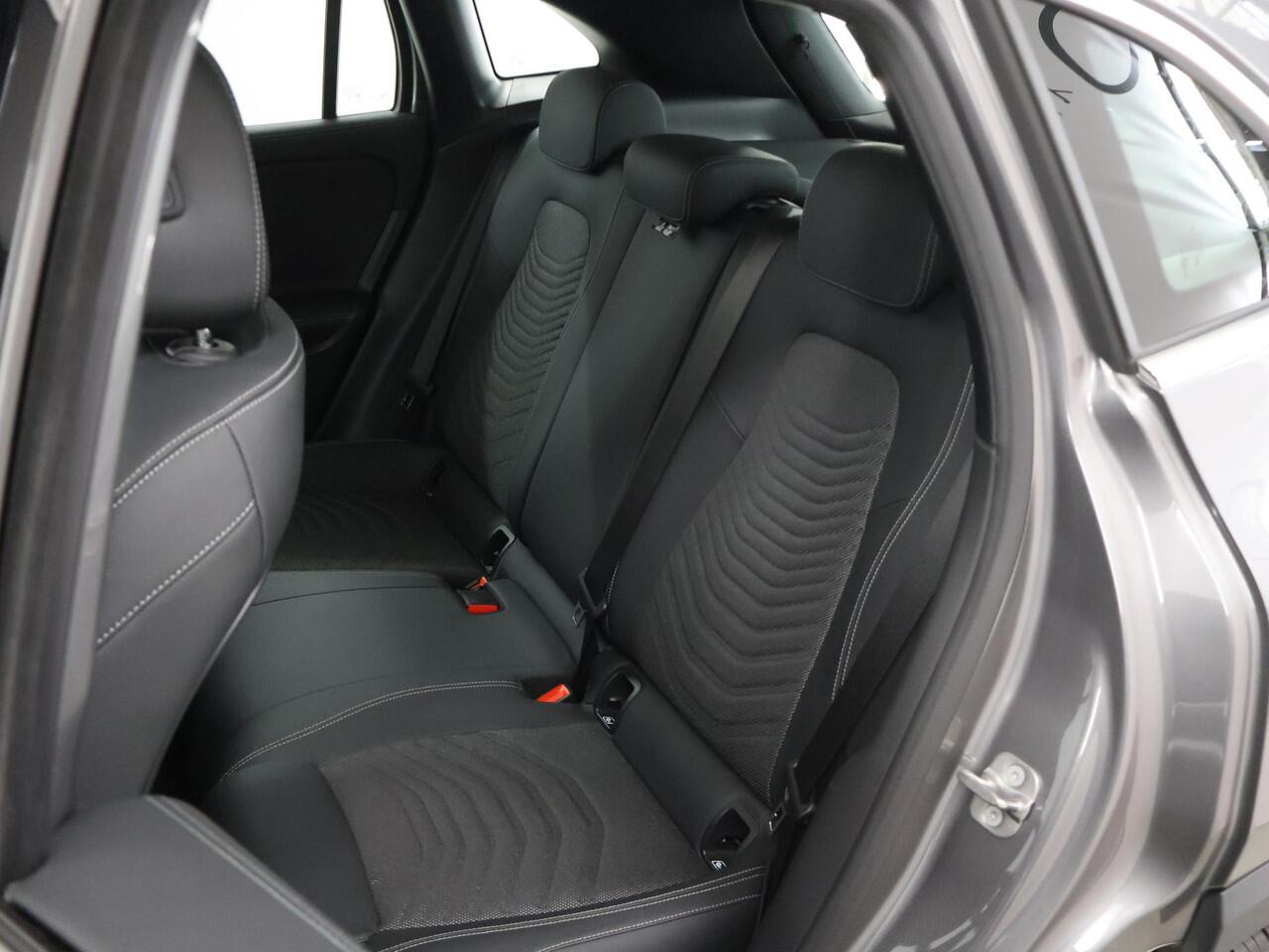 Mercedes-Benz GLA-KLASSE 250 e Luxury Line | Elektrisch wegklapbare trekhaak | Stoelverwarming | Winter pakket |