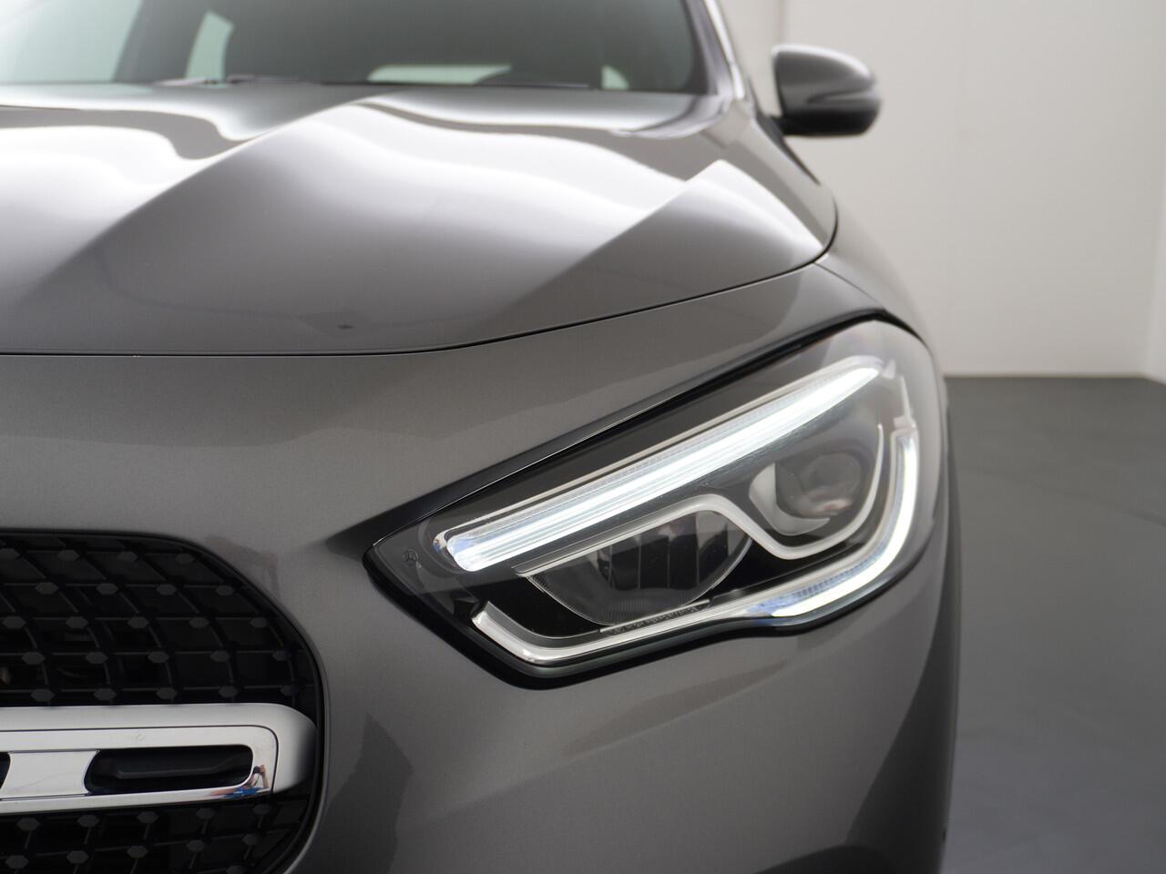 Mercedes-Benz GLA-KLASSE 250e Luxury // Trekhaak // Carplay // WideScreen // Navigatie // LED Koplampen // Cruise Control