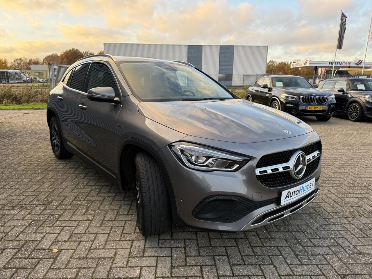 Mercedes-Benz GLA-KLASSE 250 e Progressive Head-up Display Stoelverwarming Achteruitrijcamera Ambiente verlichting Sound Systeem