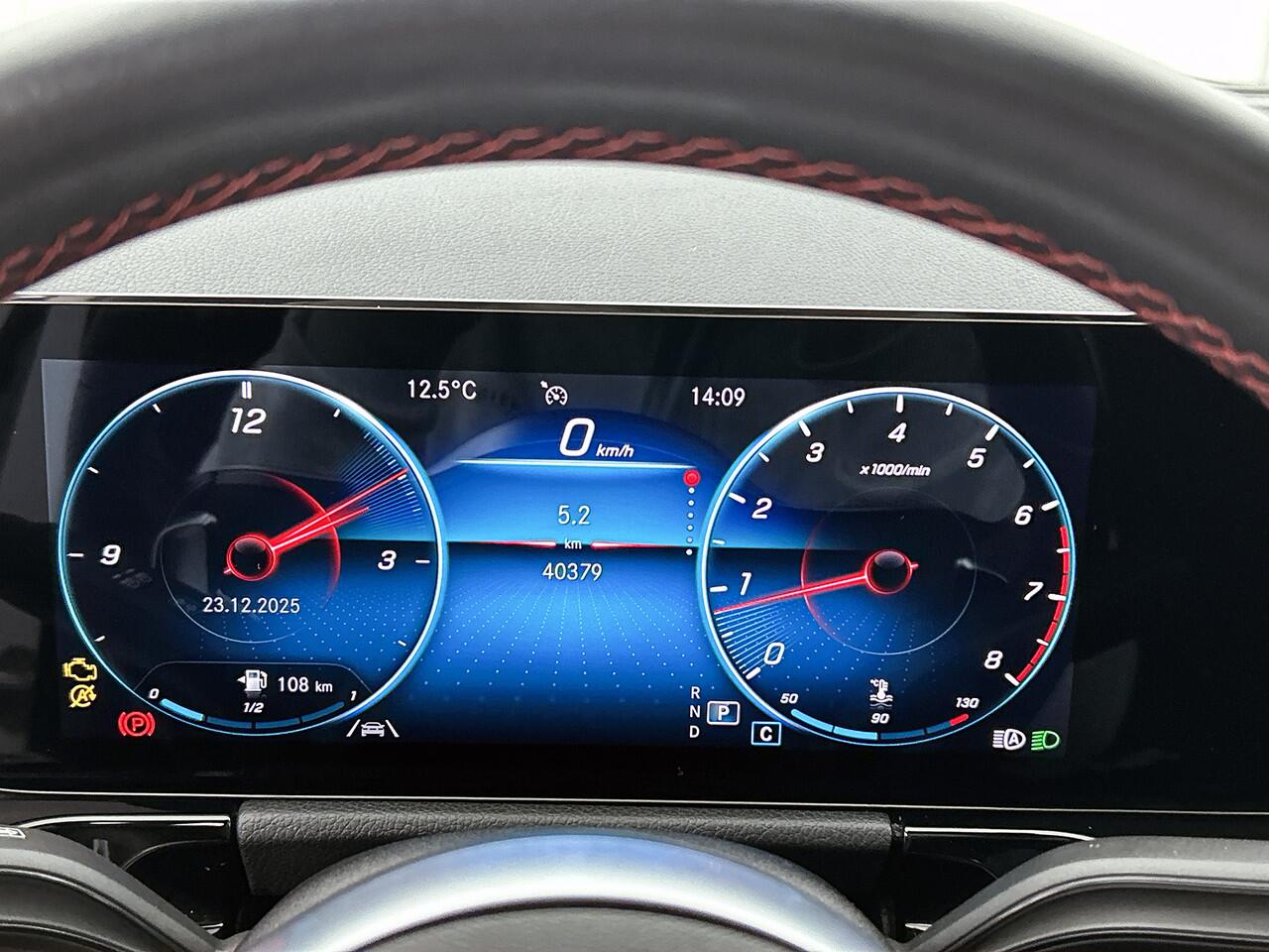 Mercedes-Benz GLA-KLASSE 200 Business Solution AMG | AMG Lne | Night Pakket | Panoramadak | Trekhaak | Sfeerverlichting. Inclusief 24 maanden MB Certified garantie voor Europa.